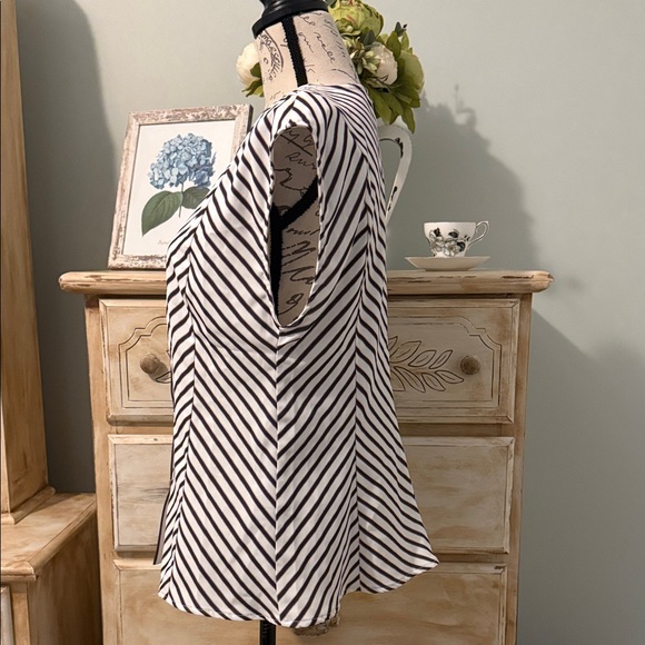 NWT Commense Striped Round-Neck Shirt in Medium. - Picture 13 of 15